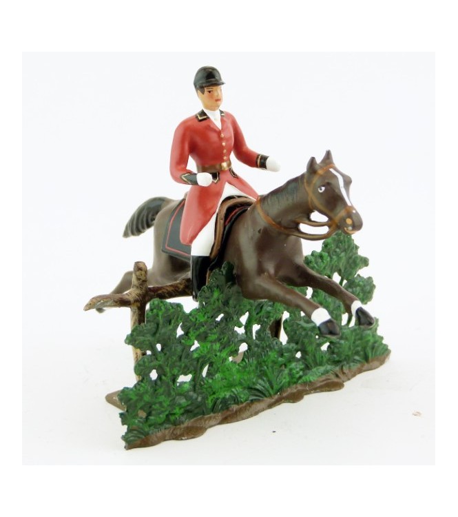 cavalier, redingote rouge, dague à la ceinture, sur cheval marron sautant haie +