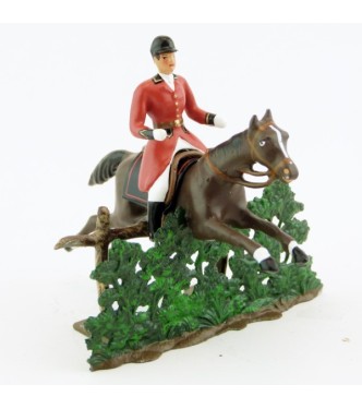 cavalier, redingote rouge, dague à la ceinture, sur cheval marron sautant haie +
