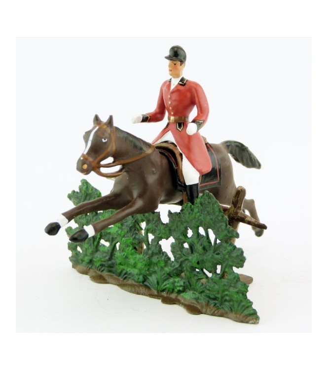 cavalier, redingote rouge, dague à la ceinture, sur cheval marron sautant haie +