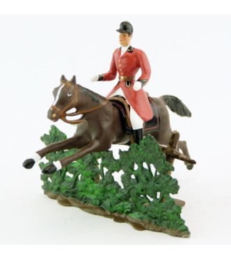 cavalier, redingote rouge, dague à la ceinture, sur cheval marron sautant haie +