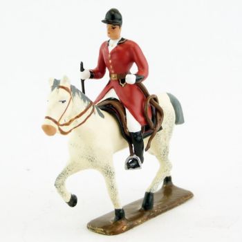 cavalier, redingote rouge, avec cravache (fouet à la ceinture) sur cheval blanc