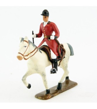 cavalier, redingote rouge, avec cravache (fouet à la ceinture) sur cheval blanc