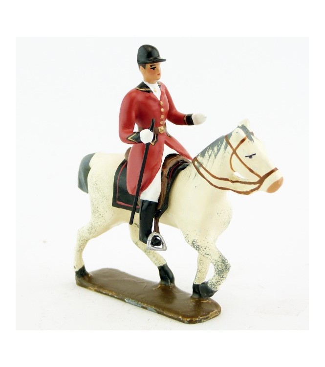 cavalier, redingote rouge, avec cravache (fouet à la ceinture) sur cheval blanc