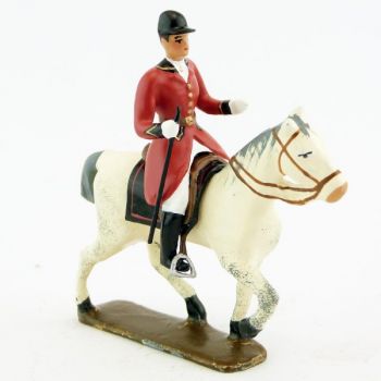 cavalier, redingote rouge, avec cravache (fouet à la ceinture) sur cheval blanc