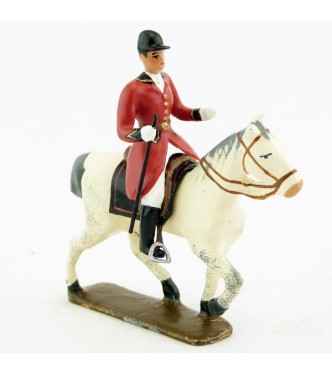 cavalier, redingote rouge, avec cravache (fouet à la ceinture) sur cheval blanc