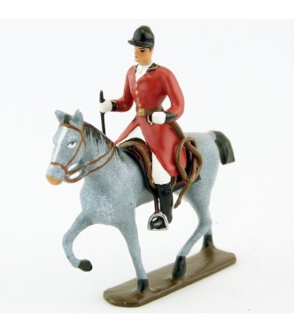 cavalier, redingote rouge, avec cravache (fouet à la ceinture) sur cheval gris