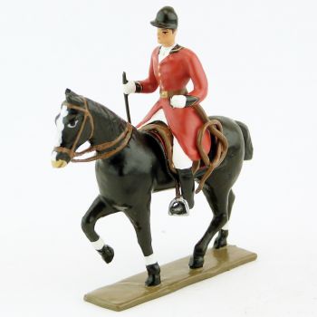 cavalier, redingote rouge, avec cravache (fouet à la ceinture) sur cheval noir