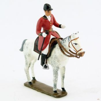 cavalier, redingote rouge,avec cravache sur cheval blanc debout