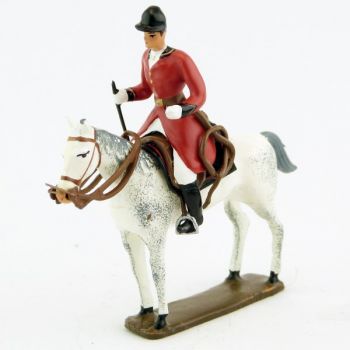 cavalier, redingote rouge,avec cravache sur cheval blanc debout