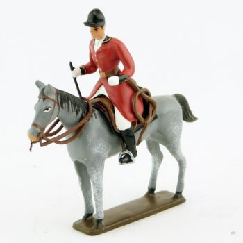 cavalier, redingote rouge,avec cravache sur cheval gris debout