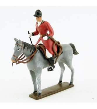 cavalier, redingote rouge,avec cravache sur cheval gris debout