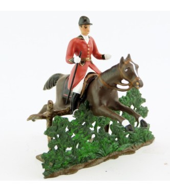 cavalier avec cravache sur cheval marron (bai) sautant haie + barrière