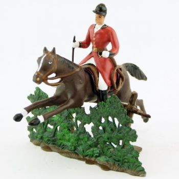 cavalier avec cravache sur cheval marron (bai) sautant haie + barrière