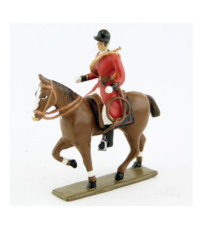 sonneur avec trompe autour du corps sur cheval alezan au pas