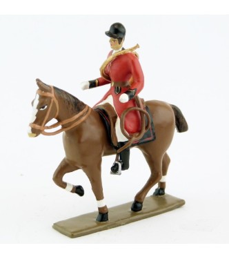 sonneur avec trompe autour du corps sur cheval alezan au pas