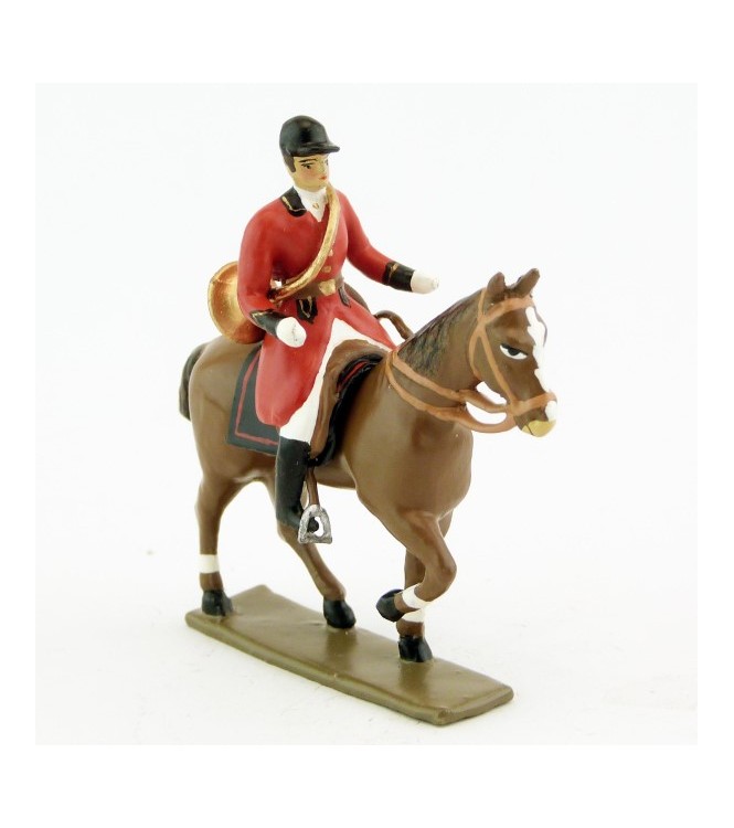 sonneur avec trompe autour du corps sur cheval alezan au pas