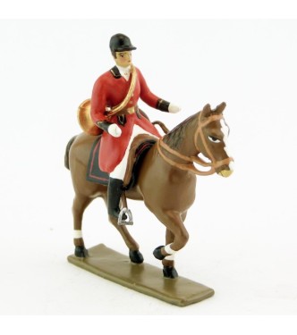 sonneur avec trompe autour du corps sur cheval alezan au pas