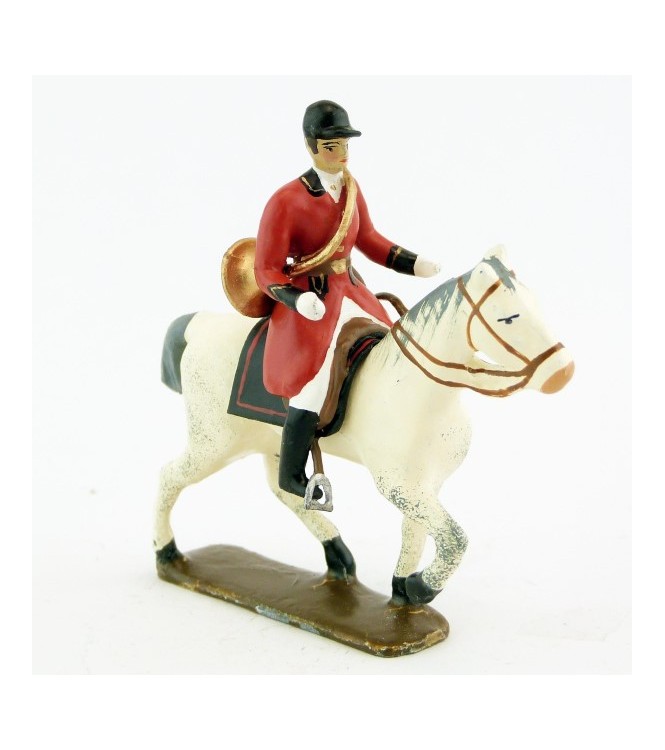 sonneur avec trompe autour du corps sur cheval blanc au pas