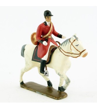 sonneur avec trompe autour du corps sur cheval blanc au pas