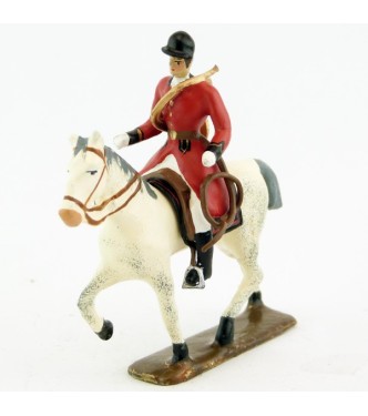 sonneur avec trompe autour du corps sur cheval blanc au pas
