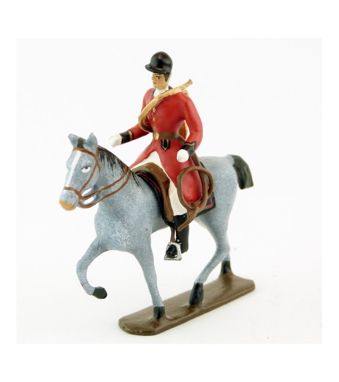 sonneur avec trompe autour du corps sur cheval gris au pas