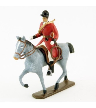 sonneur avec trompe autour du corps sur cheval gris au pas
