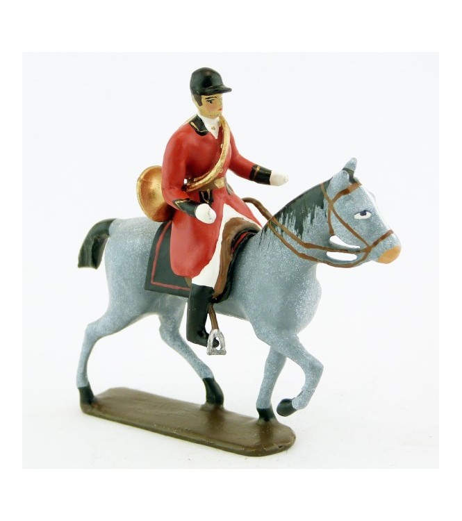sonneur avec trompe autour du corps sur cheval gris au pas