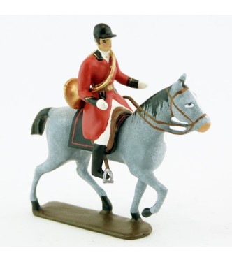 sonneur avec trompe autour du corps sur cheval gris au pas
