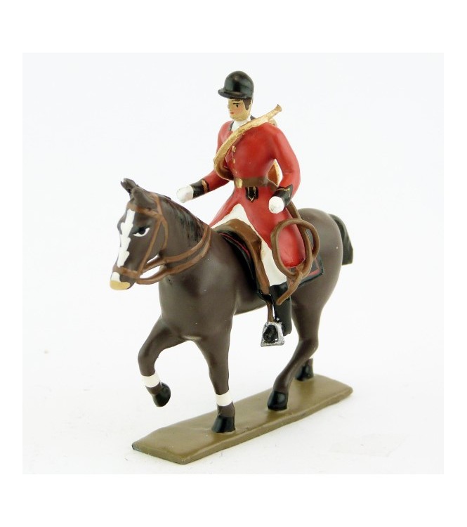 sonneur avec trompe autour du corps sur cheval marron (bai) au pas