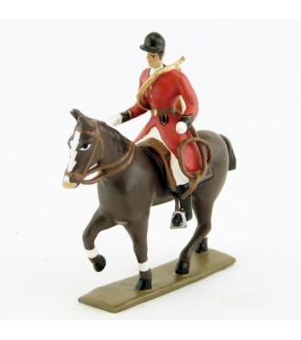 sonneur avec trompe autour du corps sur cheval marron (bai) au pas