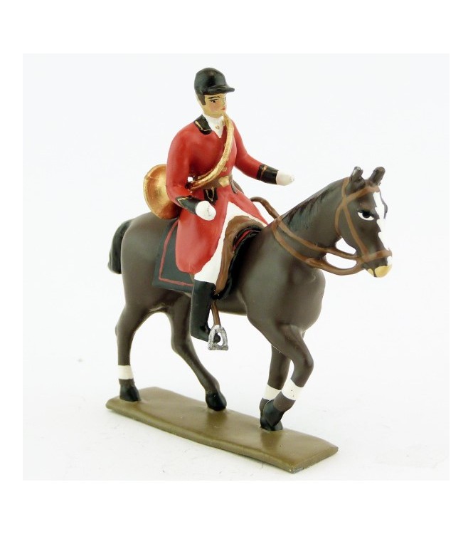 sonneur avec trompe autour du corps sur cheval marron (bai) au pas