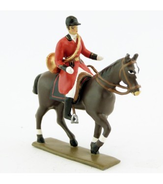 sonneur avec trompe autour du corps sur cheval marron (bai) au pas