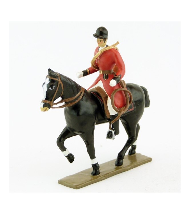sonneur avec trompe autour du corps sur cheval noir au pas