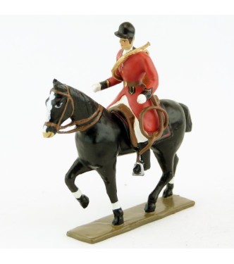 sonneur avec trompe autour du corps sur cheval noir au pas