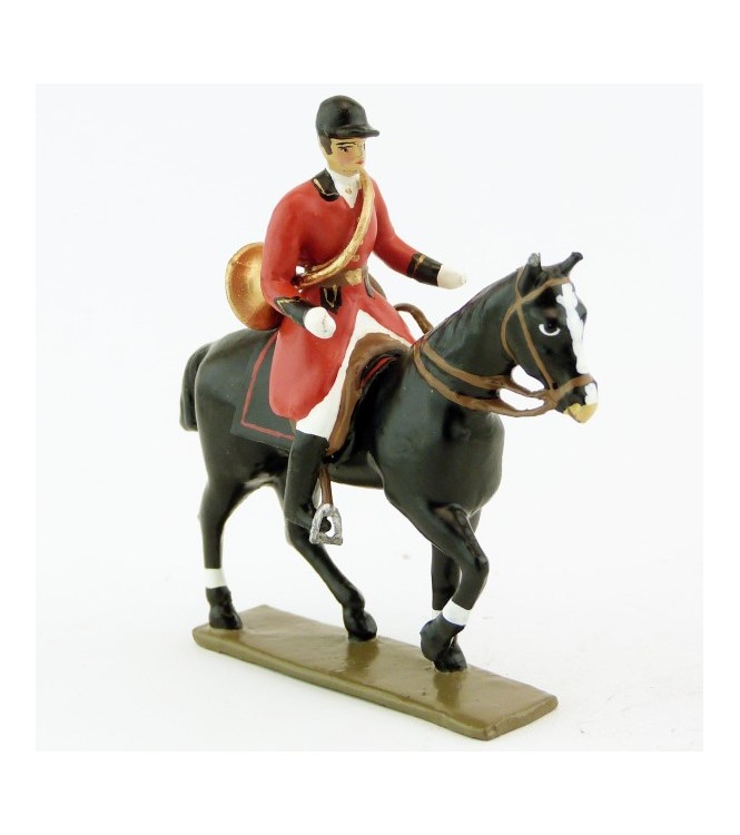 sonneur avec trompe autour du corps sur cheval noir au pas