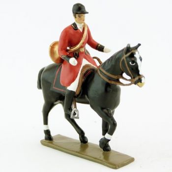 sonneur avec trompe autour du corps sur cheval noir au pas