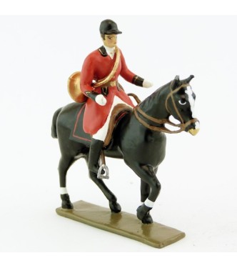 sonneur avec trompe autour du corps sur cheval noir au pas