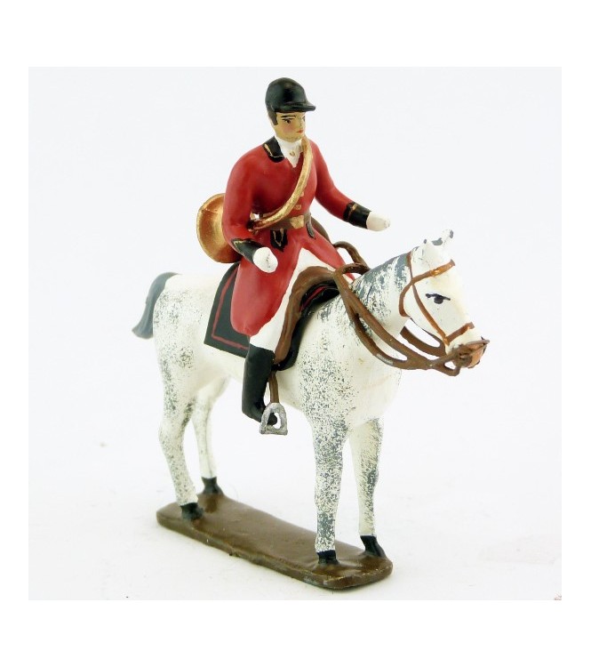 sonneur avec trompe autour du corps sur cheval blanc debout