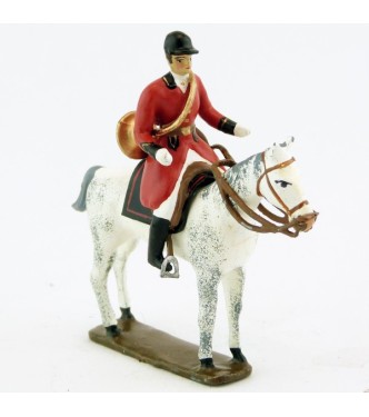 sonneur avec trompe autour du corps sur cheval blanc debout