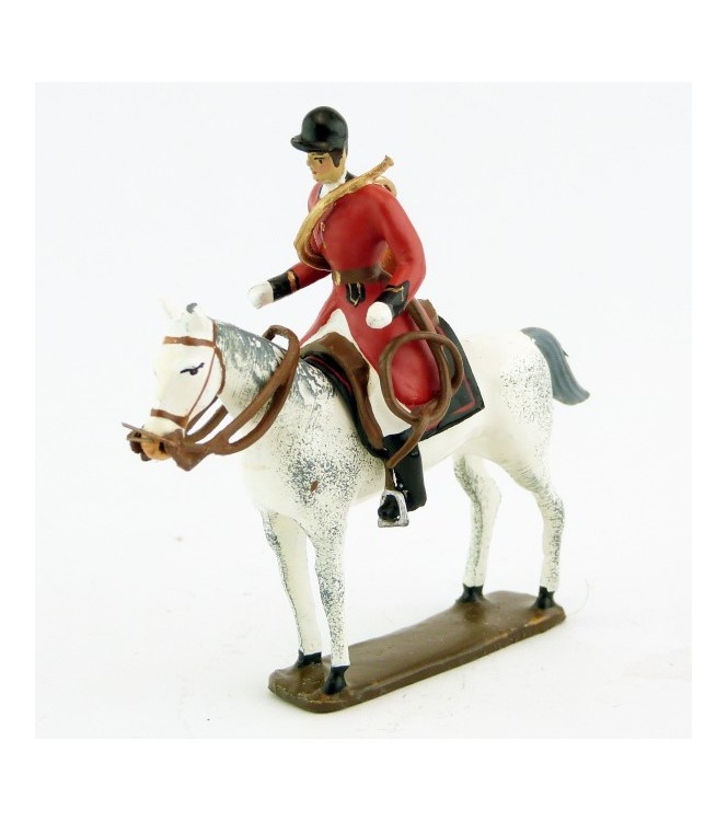 sonneur avec trompe autour du corps sur cheval blanc debout