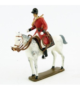 sonneur avec trompe autour du corps sur cheval blanc debout