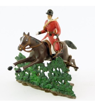 sonneur, trompe autour du corps, sur cheval marron (bai) sautant haie + barrière