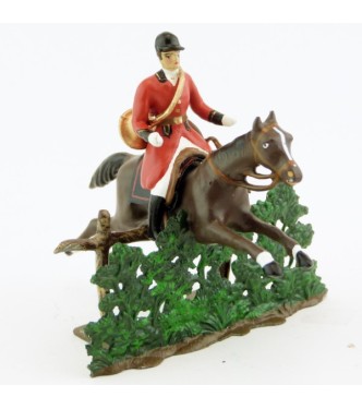 sonneur, trompe autour du corps, sur cheval marron (bai) sautant haie + barrière