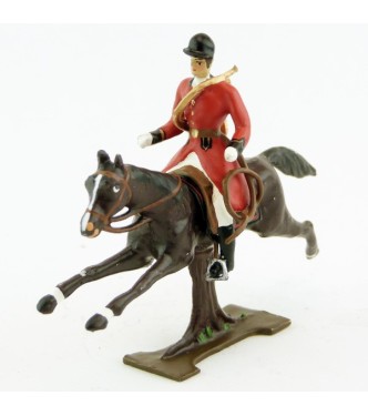 sonneur, trompe autour du corps, sur cheval marron (bai) au galop sur tronc