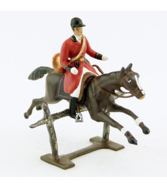 sonneur, trompe autour du corps, sur cheval marron (bai) sautant barrière