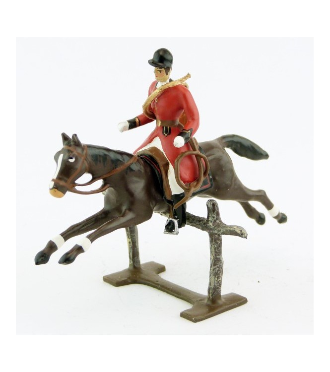 sonneur, trompe autour du corps, sur cheval marron (bai) sautant barrière