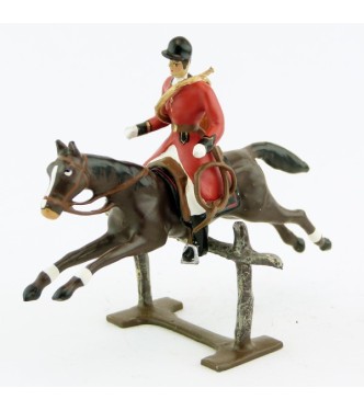 sonneur, trompe autour du corps, sur cheval marron (bai) sautant barrière