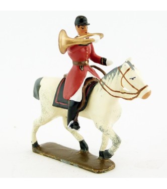 sonneur sonnant de la trompe sur cheval blanc au pas
