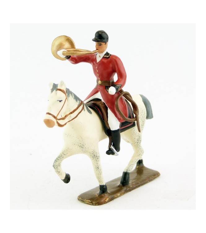 sonneur sonnant de la trompe sur cheval blanc au pas