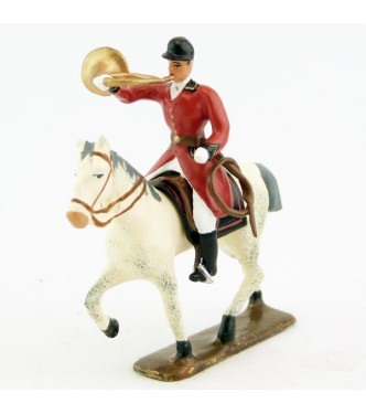 sonneur sonnant de la trompe sur cheval blanc au pas